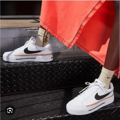 Zapatillas deportivas blancas Nike con diseño moderno - miniatura 1