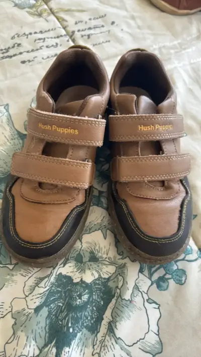 Zapatos infantiles Hush Puppies café con velcro - miniatura 1