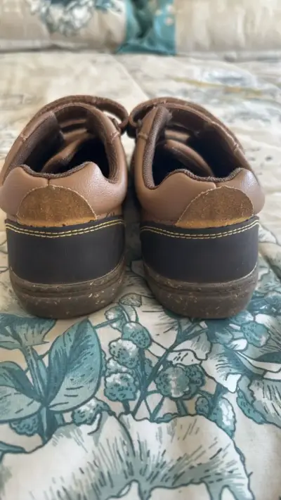 Zapatos infantiles Hush Puppies café con velcro - miniatura 3