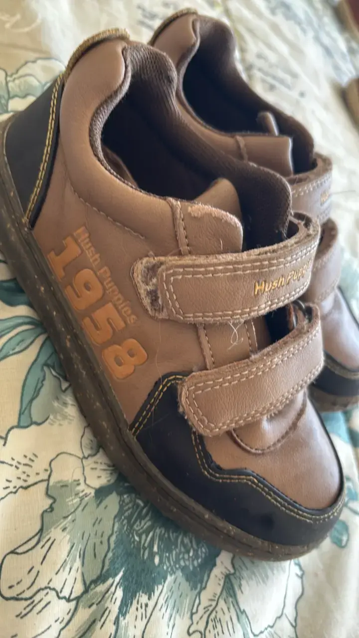 Zapatos infantiles Hush Puppies café con velcro - 4