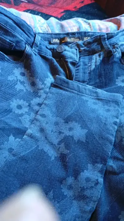 Jeans de mujer con diseño floral - miniatura 1