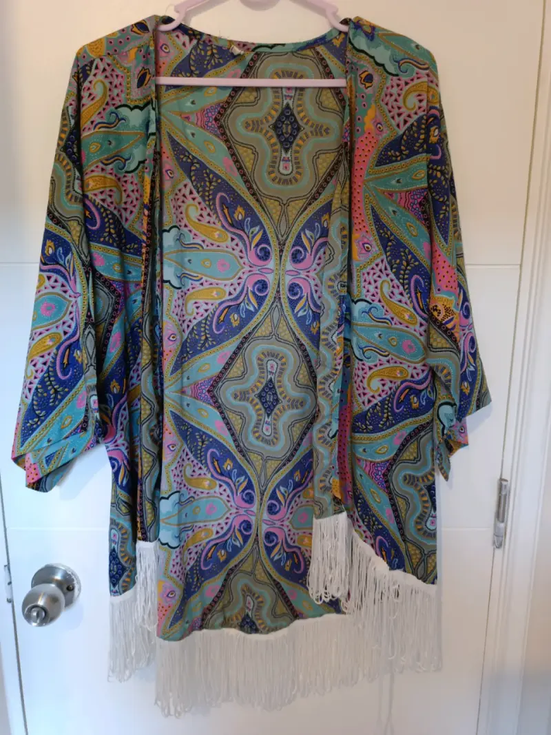 Kimono estampado bohemio con flecos - 1