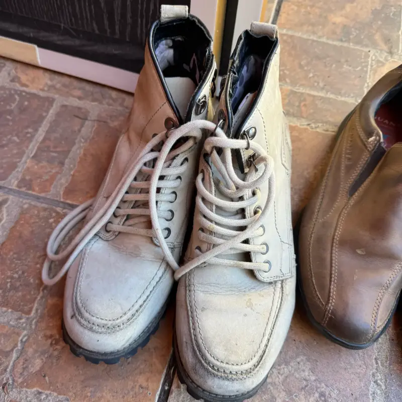 Botas de cuero beige para hombre en buen estado - 1