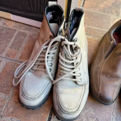 Botas de cuero beige para hombre en buen estado - miniatura 1