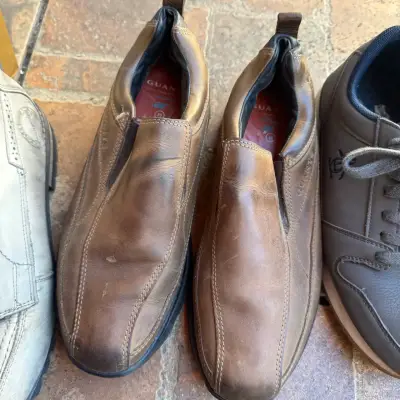 Botas de cuero beige para hombre en buen estado - miniatura 2