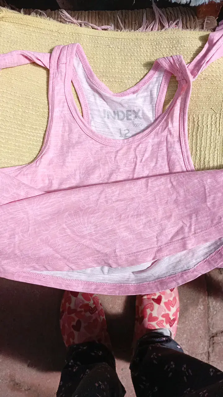 Polera sin mangas rosa para niña Index