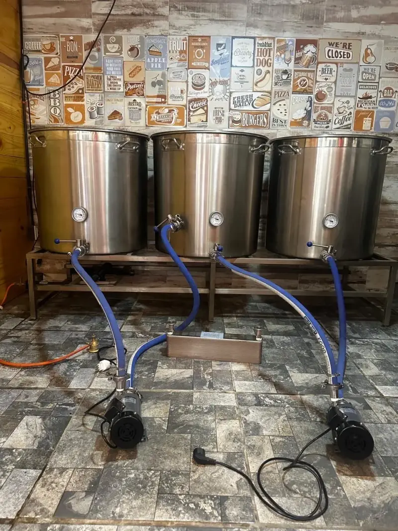 Equipo de elaboración de cerveza artesanal con ollas de acero inoxidable