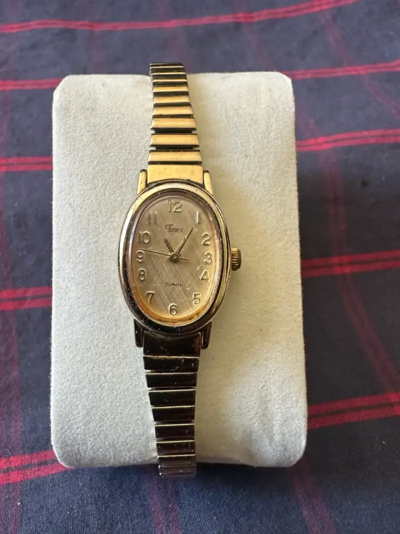 Reloj Timex dorado vintage para mujer - 1