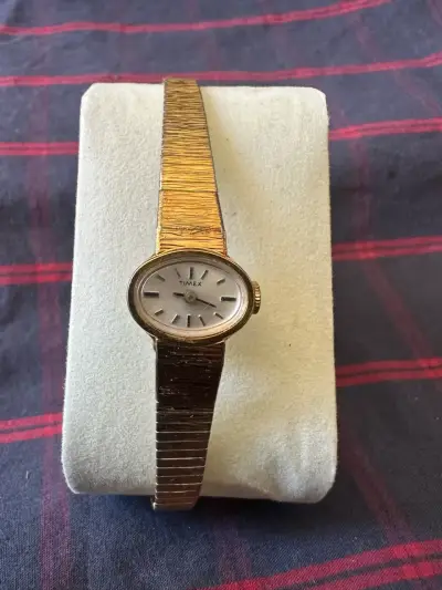 Reloj vintage Timex dorado para mujer - miniatura 1
