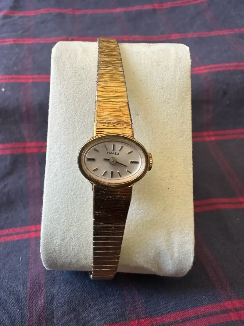 Reloj vintage Timex dorado para mujer - 2