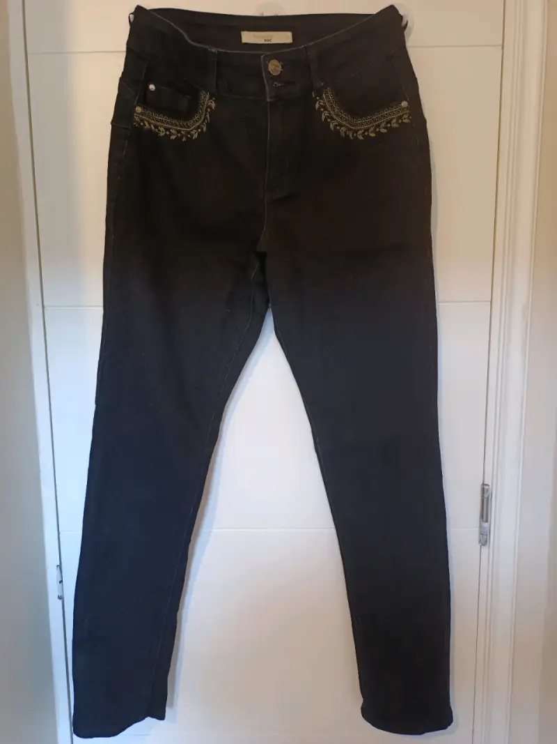 Jeans negros con bordado para mujer - 1
