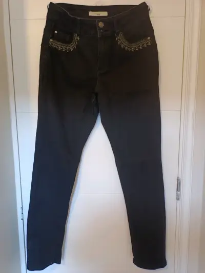 Jeans negros con bordado para mujer - miniatura 1