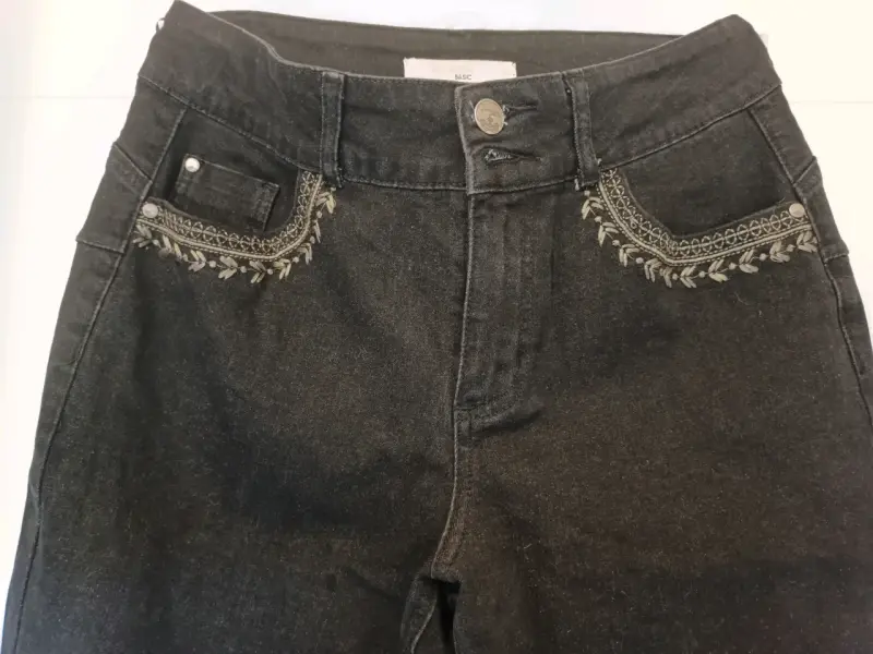 Jeans negros con bordado para mujer - 2