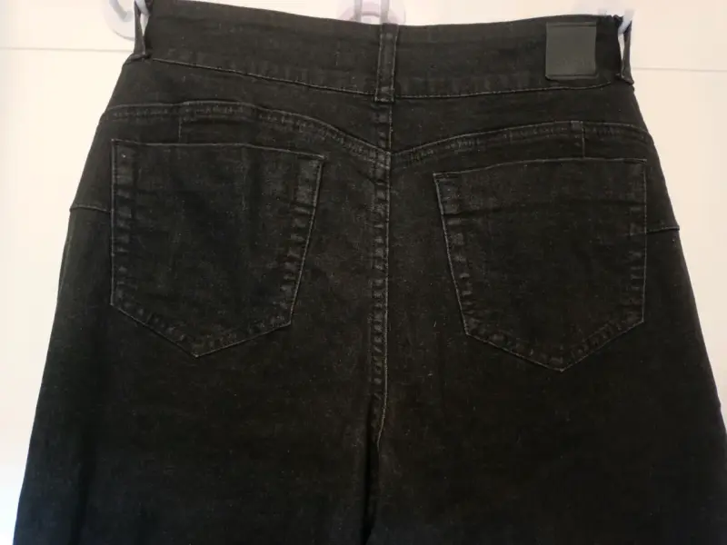 Jeans negros con bordado para mujer - 4