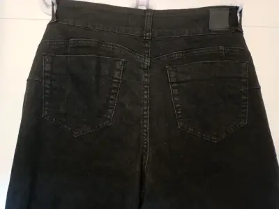 Jeans negros con bordado para mujer - miniatura 4