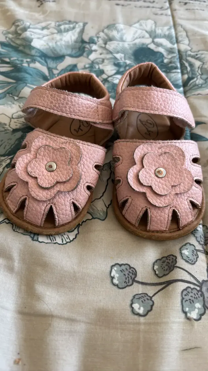 Sandalias de bebé rosadas con diseño floral - 1