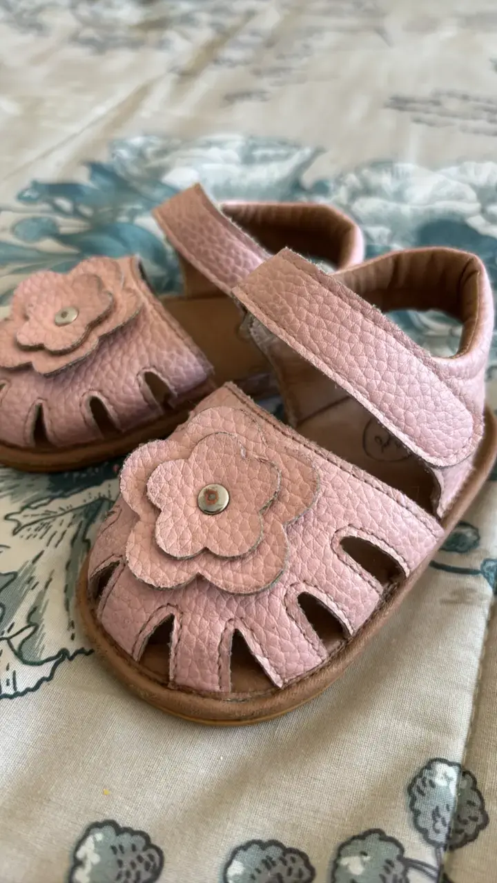 Sandalias de bebé rosadas con diseño floral - 2