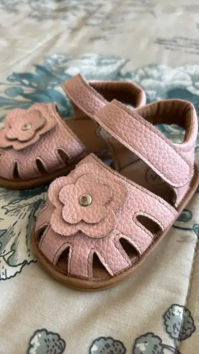 Sandalias de bebé rosadas con diseño floral - miniatura 2