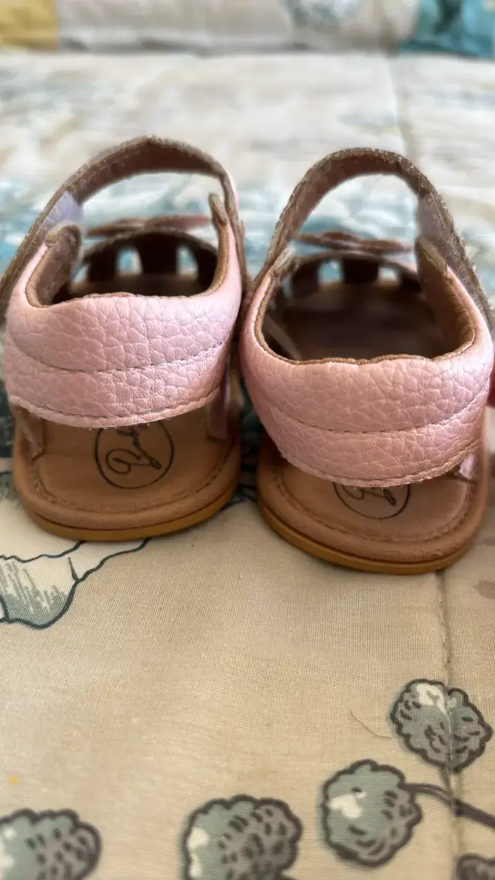 Sandalias de bebé rosadas con diseño floral - 3
