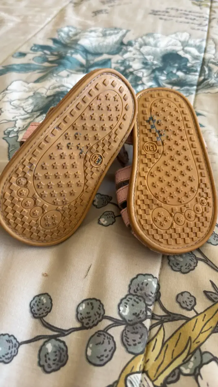 Sandalias de bebé rosadas con diseño floral - 4