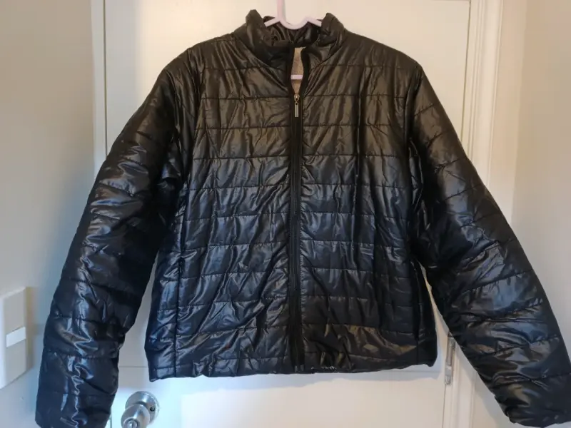 Chaqueta acolchada negra con forro polar - 1