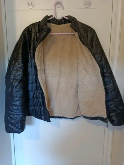Chaqueta acolchada negra con forro polar - miniatura 2