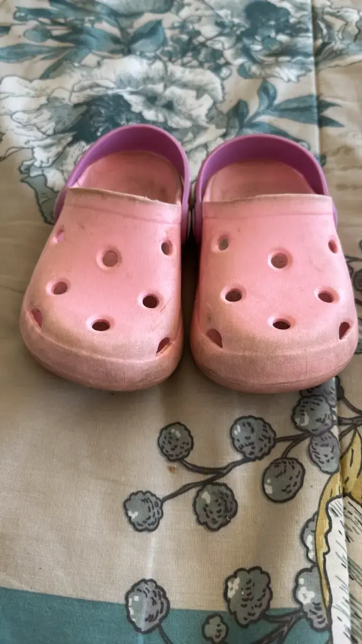 Sandalias tipo Crocs para niños color rosa