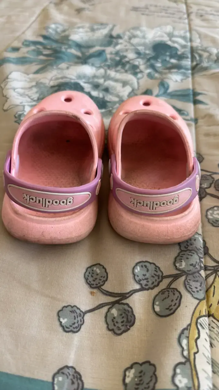 Sandalias tipo Crocs para niños color rosa - 2