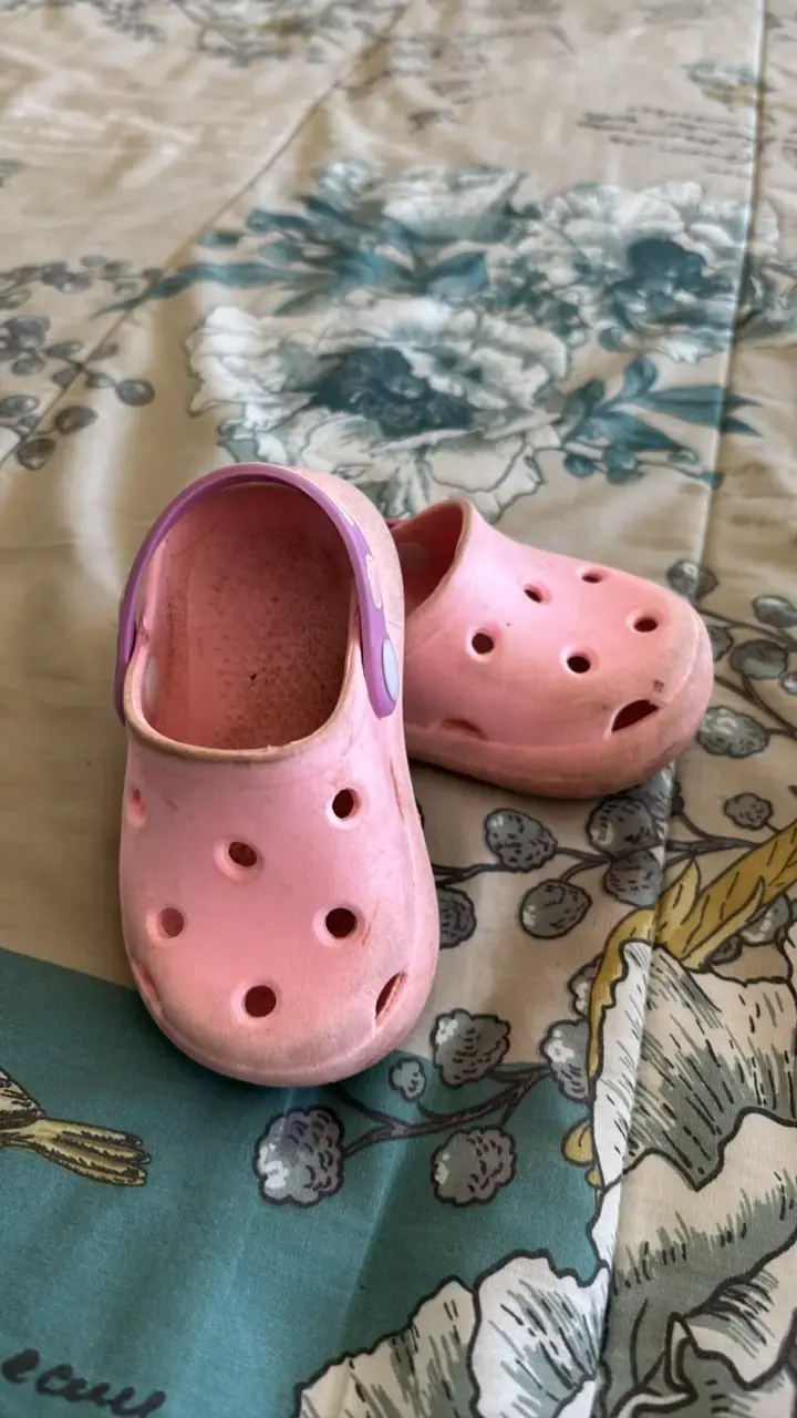 Sandalias tipo Crocs para niños color rosa - 3