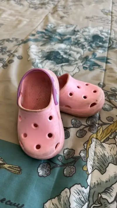 Sandalias tipo Crocs para niños color rosa - miniatura 3