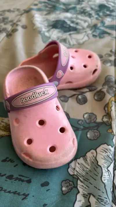 Sandalias tipo Crocs para niños color rosa - miniatura 4