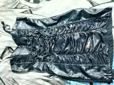 Vestidnegro de cuero sintético con encaje ajustabl - miniatura 1