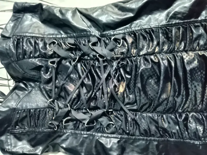 Vestidnegro de cuero sintético con encaje ajustabl - 2