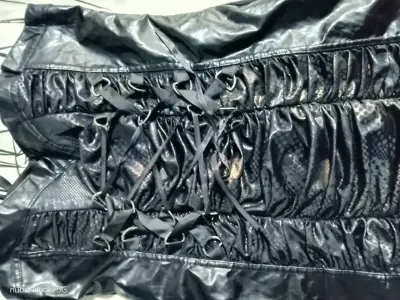 Vestidnegro de cuero sintético con encaje ajustabl - miniatura 2
