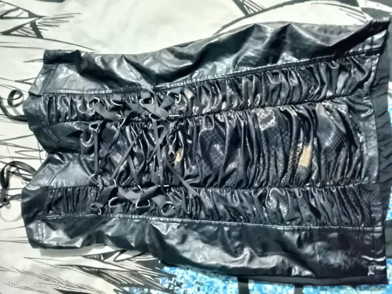 Vestidnegro de cuero sintético con encaje ajustabl - 3