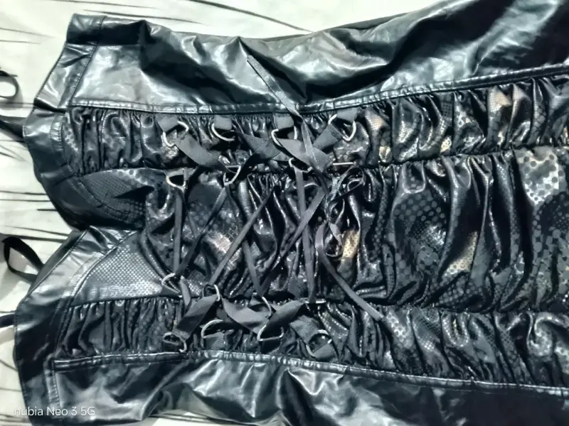 Vestidnegro de cuero sintético con encaje ajustabl - 4