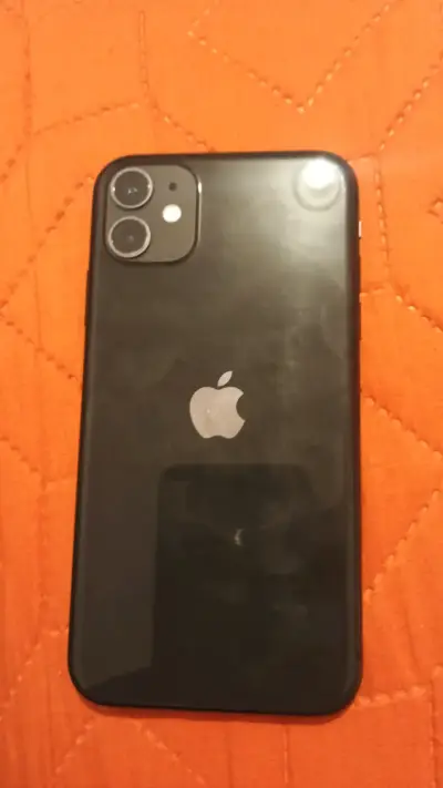 iPhone 11 de 64GB en buen estado - miniatura 3