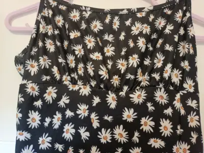 Vestido largo con estampado de margaritas - miniatura 2
