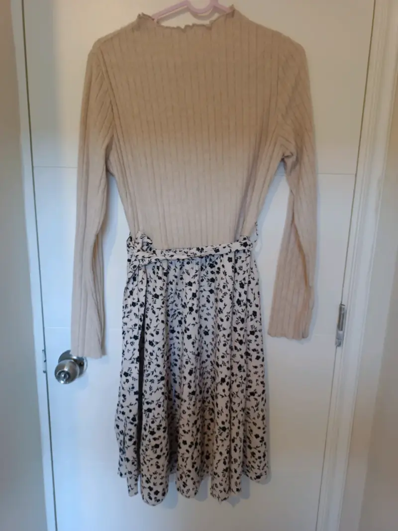 Vestido beige con falda estampada floral - 1