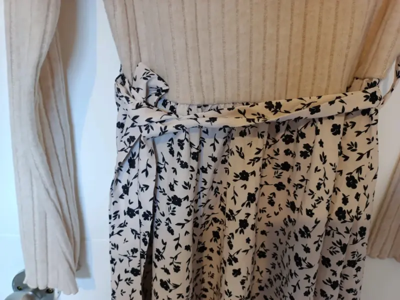 Vestido beige con falda estampada floral - 2
