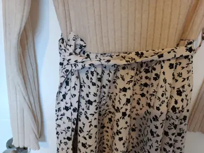 Vestido beige con falda estampada floral - miniatura 2