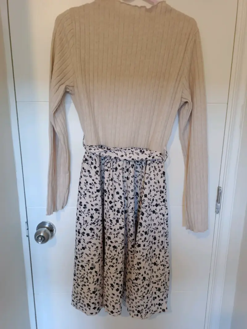 Vestido beige con falda estampada floral - 3