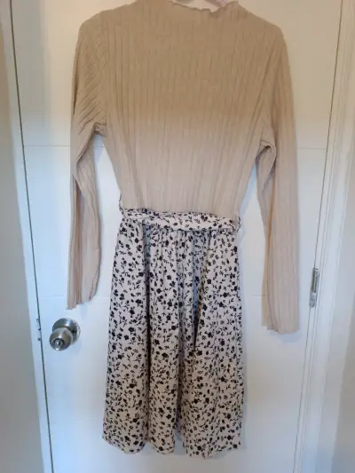 Vestido beige con falda estampada floral - miniatura 3