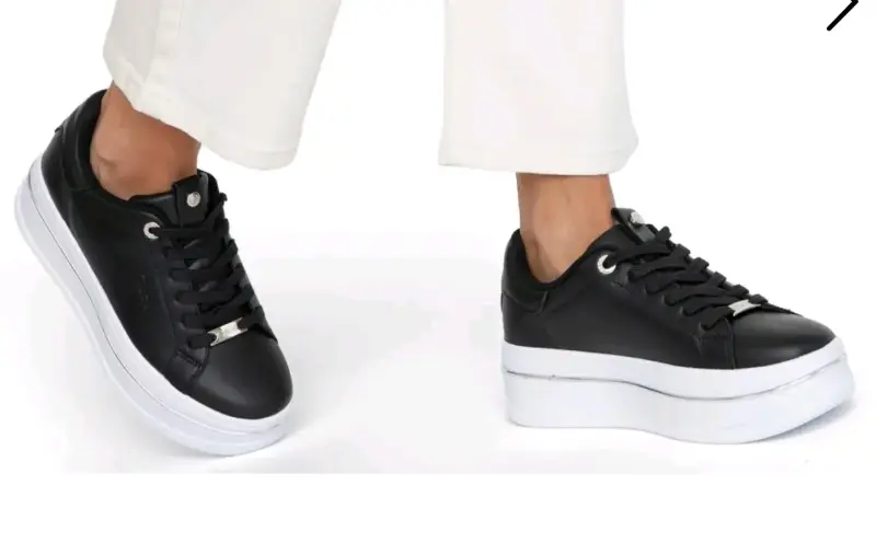 Zapatillas negras y blancas con plataforma - 1