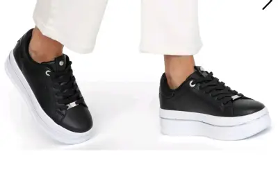 Zapatillas negras y blancas con plataforma - miniatura 1