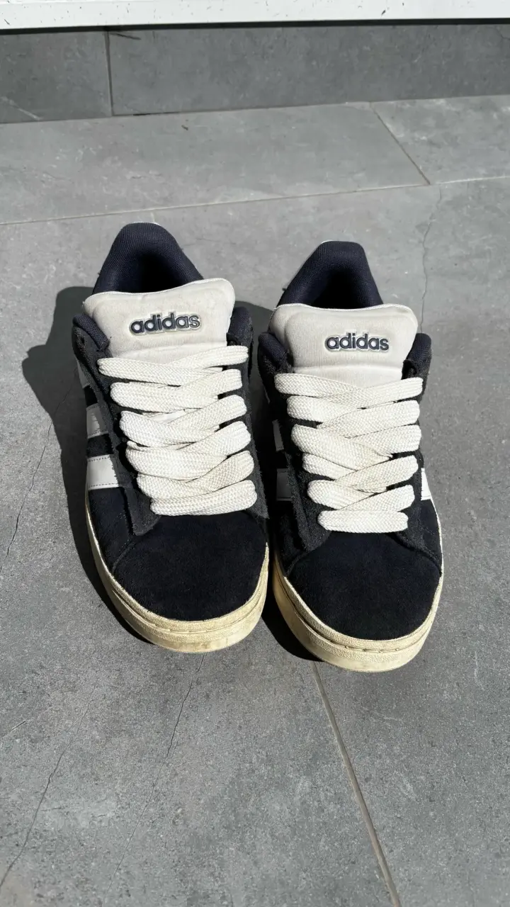Zapatillas Adidas negras y blancas usadas - 1