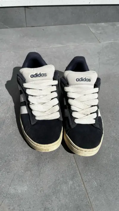 Zapatillas Adidas negras y blancas usadas - miniatura 1