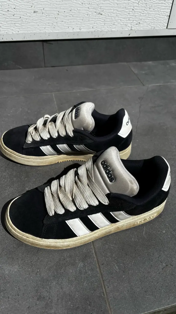 Zapatillas Adidas negras y blancas usadas - 2