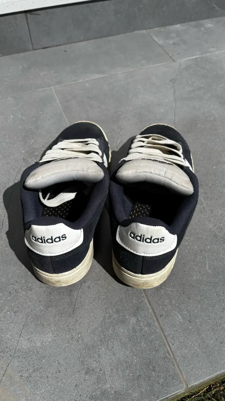 Zapatillas Adidas negras y blancas usadas - 3