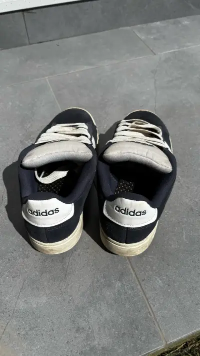 Zapatillas Adidas negras y blancas usadas - miniatura 3